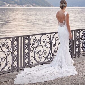 Pnina Tornai's lace wedding dress, dramatic train size 8